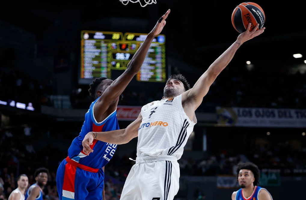 Facundo Campazzo del Real Madrid ante un jugador del Efe durante el partido de Euroliga